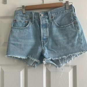 Levi’s 501 light denim shorts in size 26.  Excellent condition as never worn.